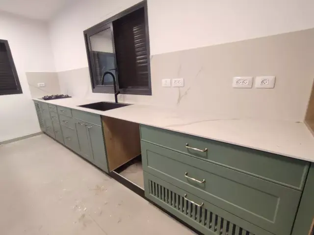 מטבח בעיצוב וייצור איפאה נגרים — פרויקט מטבח כפרי בבית פרטי