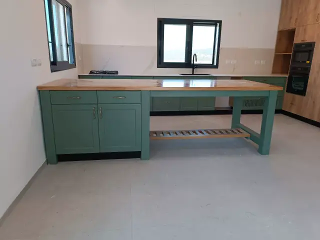 מטבח בעיצוב וייצור איפאה נגרים — פרויקט מטבח כפרי בבית פרטי