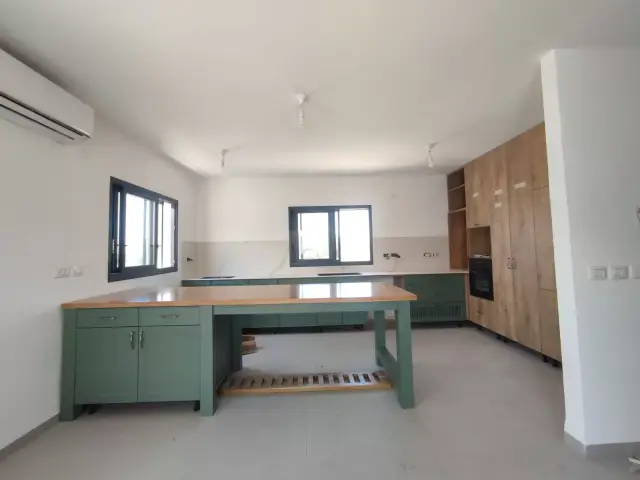 מטבח בעיצוב וייצור איפאה נגרים — פרויקט מטבח כפרי בבית פרטי