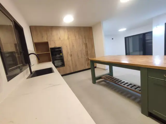מטבח בעיצוב וייצור איפאה נגרים — פרויקט מטבח כפרי בבית פרטי