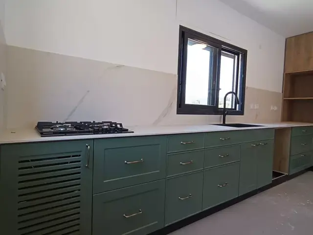 מטבח בעיצוב וייצור איפאה נגרים — פרויקט מטבח כפרי בבית פרטי