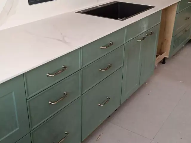 מטבח בעיצוב וייצור איפאה נגרים — פרויקט מטבח כפרי בבית פרטי