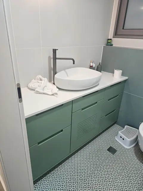 ארון אמבטיה בהתאמה אישית של איפאה נגרים